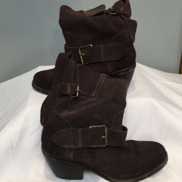 Brown suede boots. - Picture 2 of 4